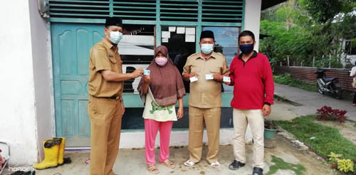 Kadis Dikdukcapil Langsung Bagikan e-KTP ke Rumah Warga